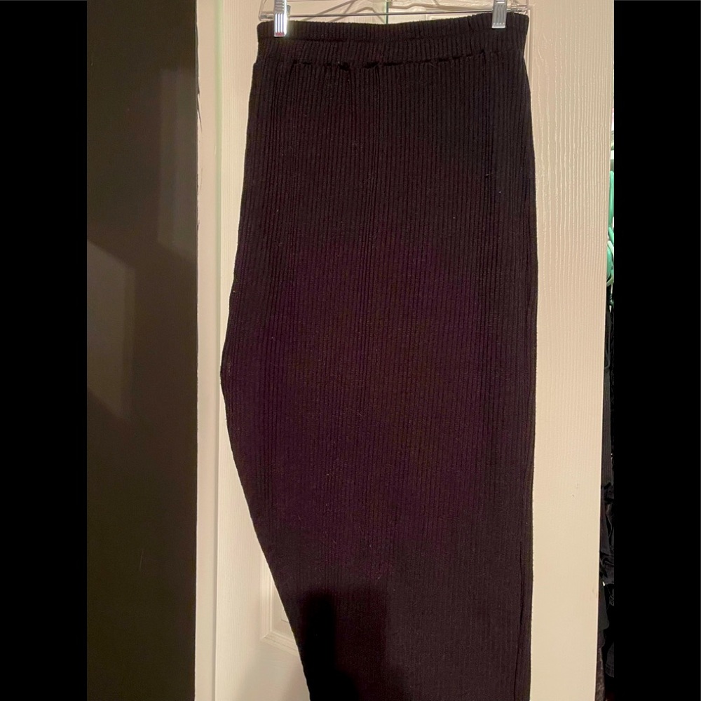 Ribbed Slit-Legged Maxi Skirt